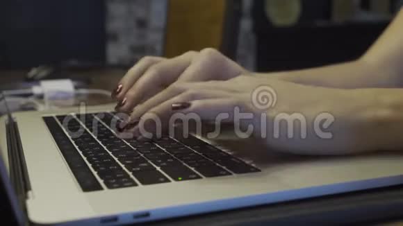 女人在行走的人中间用手提电脑键盘打字视频的预览图