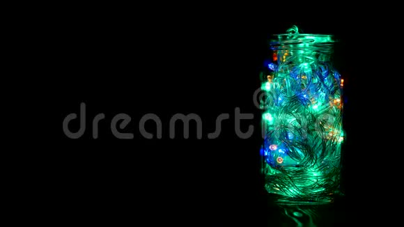 玻璃罐有新年闪闪发光的多色灯光2019年圣诞节复印空间装饰视频的预览图