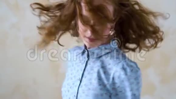 一个红发女郎转过身来挥舞着她的头发视频的预览图