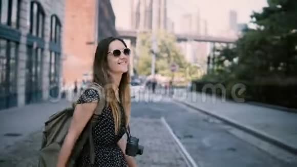 镜头跟随年轻兴奋的女游客戴着太阳镜背包享受着纽约市的街道微笑着快乐4K视频的预览图