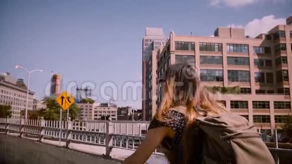 在纽约市慢动作区的一条独立的自行车道上带着一头乌黑头发的快乐女孩骑着自行车视频的预览图