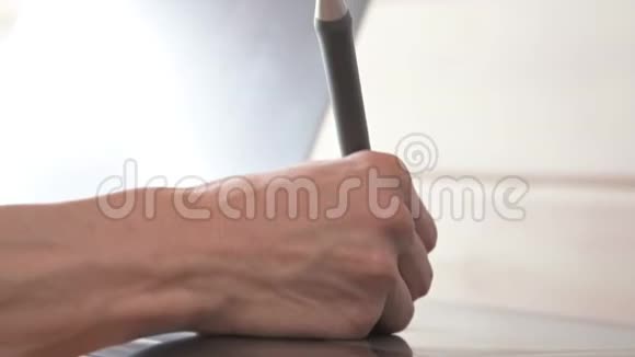 一位男性设计师的特写镜头借助他的笔记本电脑平板电脑和笔笔视频的预览图