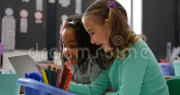 4k教室笔记本电脑混合种族女生侧视图视频的预览图