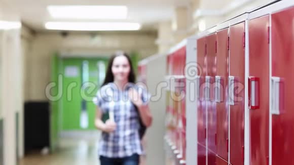 女高中生漫步走廊和镜头微笑的肖像视频的预览图