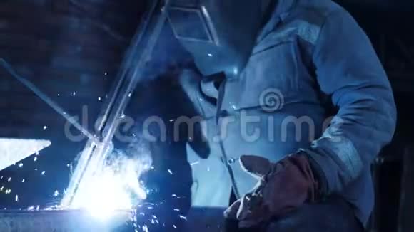 金属焊接特写男焊工在铁楼梯上戴防护面罩作业工业建设理念火花视频的预览图