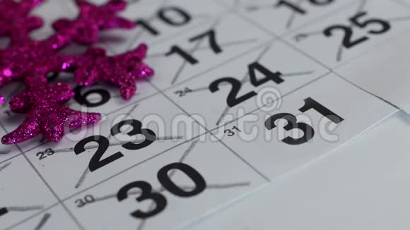 桌子上摆着新年十二月的日历一只手在12月31日用铅笔特写视频的预览图