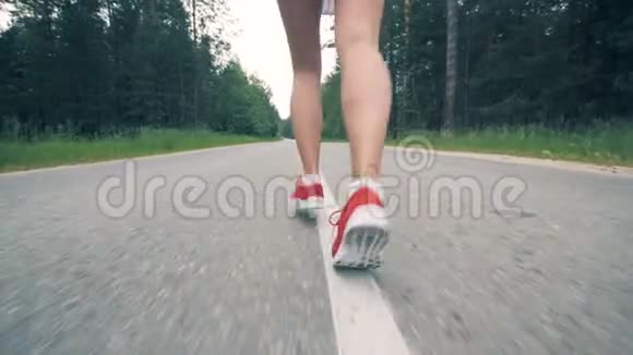 一个女孩在训练中奔跑近距离视频的预览图
