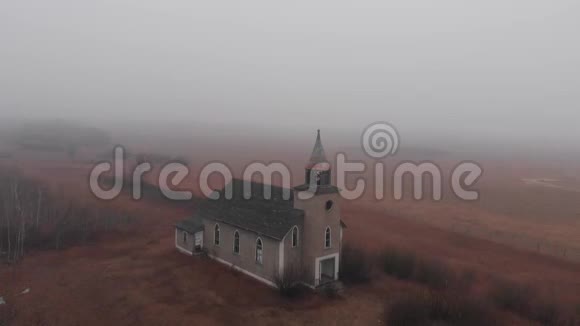 在一个雾蒙蒙的早晨无人机飞在一个废弃的教堂里视频的预览图