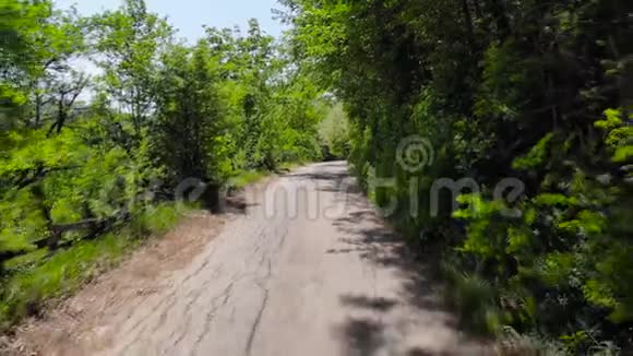 无人机拍摄的山村道路环绕着森林视频的预览图