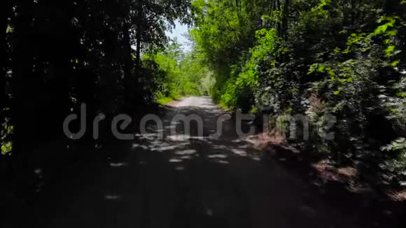 无人机拍摄的山村道路环绕着森林4KUHD中弹视频的预览图