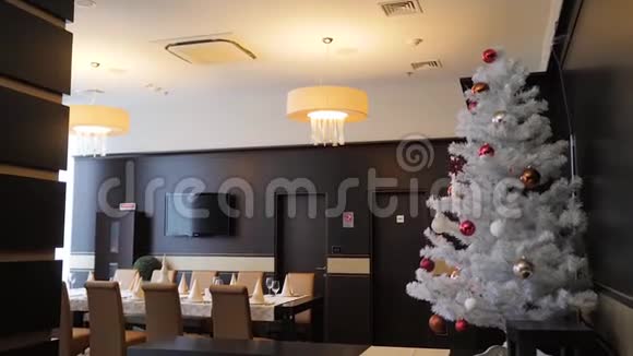 美丽酒店餐厅的圣诞装饰视频的预览图