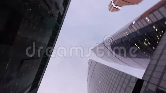 现代办公楼前旋转摄像机的低角度镜头视频的预览图
