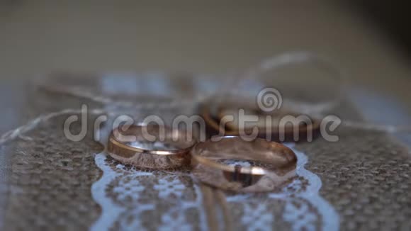 两个结婚戒指放在桌子上放在漂亮的布料上带着一颗心视频的预览图