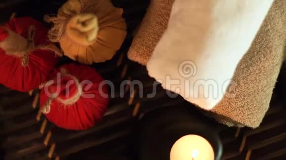 温泉配件燃烧蜡烛石头用于身体按摩芳香草药和毛巾上景水疗装饰视频的预览图