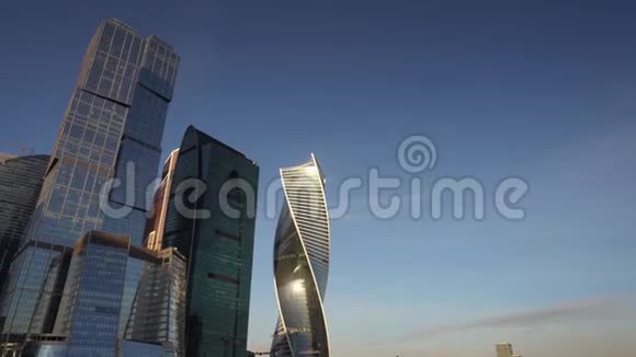 莫斯科金融区城市景观和著名摩天大楼全景视频的预览图
