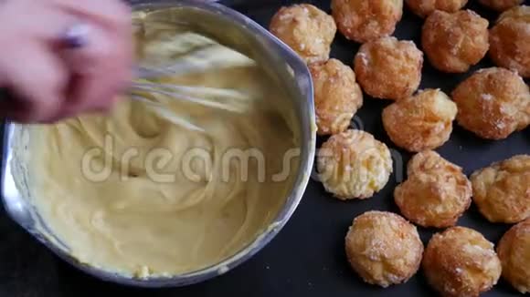 碗中蛋奶油酥面霜的准备配料饼视频的预览图