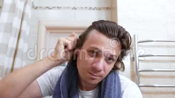 年轻的毛茸茸的男人梳头梳头洗头视频的预览图