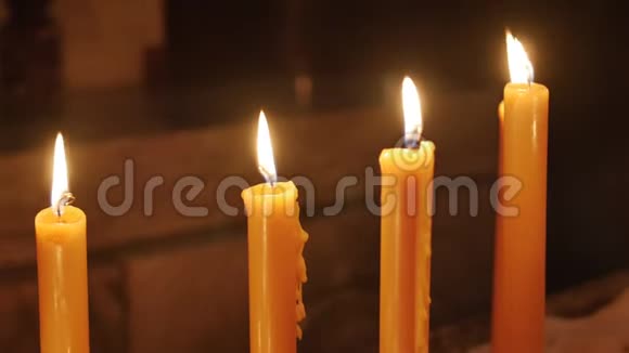 教堂的祭坛上燃着几支蜡烛对火焰的关注视频的预览图