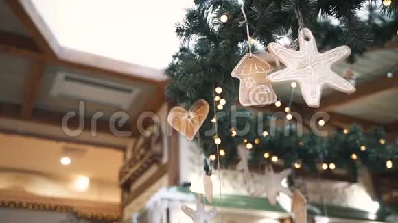 圣诞树饰品星星房子心新年和圣诞节背景视频的预览图