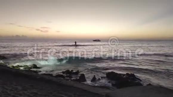 日落时巴亚希贝海岸线视频的预览图