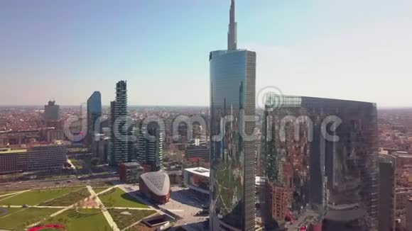 意大利米兰2018年9月26日米兰城市天际线鸟瞰飞向金融区摩天大楼视频的预览图