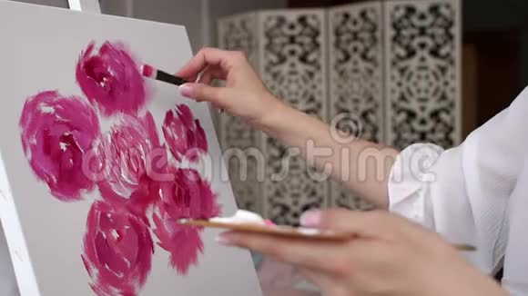 艺术家用画笔在画布上画粉红色的花特写艺术视频的预览图