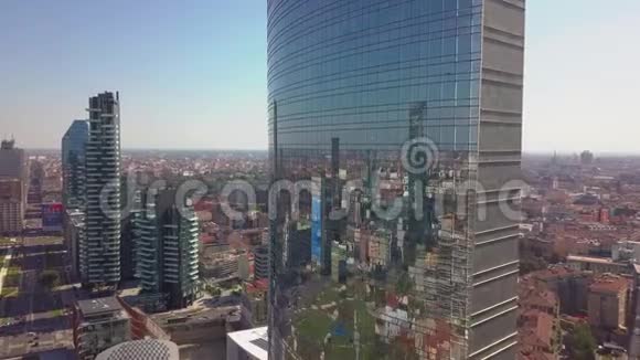 意大利米兰2018年9月26日米兰国际商务中心摩天大楼日落航拍视频的预览图
