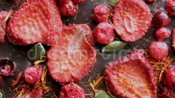 巧克力加干草莓和蔓越莓对象上的详细行程视频的预览图