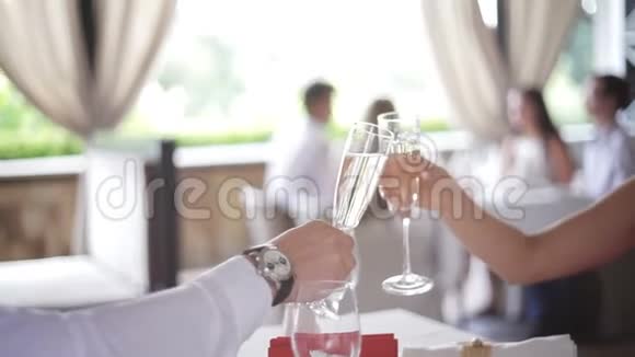 一对夫妇带着香槟酒杯在餐馆约会和品尝视频的预览图