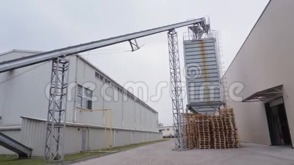 户外工厂加工粮食作物如玉米谷物向日葵等工业大型机库场所现代视频的预览图