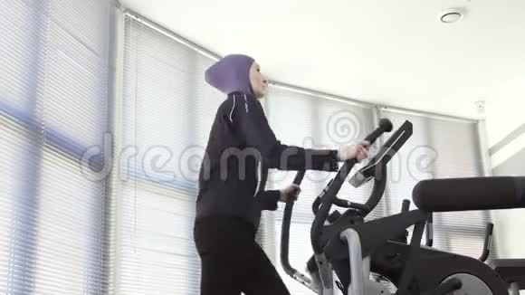 穆斯林健身器上戴头巾的运动女孩的肖像视频的预览图