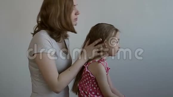母亲亲吻女儿头发视频的预览图