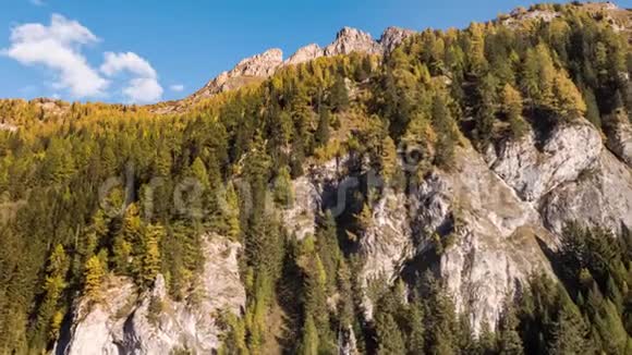 日落观景山阿尔卑斯山秋天瑞士空中4k山瀑布阿尔卑斯山秋天瓦尔斯瑞士空中4k视频的预览图