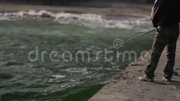人在海边的码头上钓鱼视频的预览图