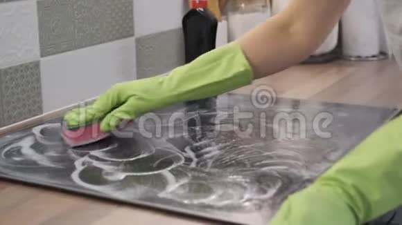 女性清洁现代烹饪玻璃陶瓷表面视频的预览图