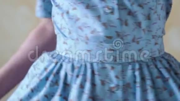那个女孩穿着一件蓝色连衣裙在转关门视频的预览图