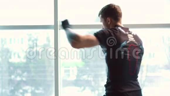 拳击手在健身房和影子打架视频的预览图
