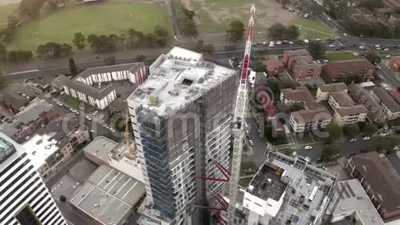 正在建造一座公寓的无人机空中天桥视频的预览图