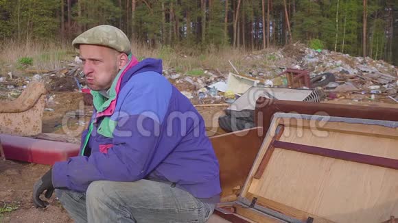 无家可归的人在垃圾堆里吃饭视频的预览图