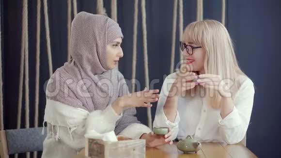 两个女人在咖啡馆里聊天视频的预览图