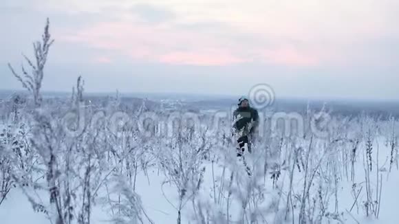 滑雪者在冬季傍晚散步背景是蓝天视频的预览图