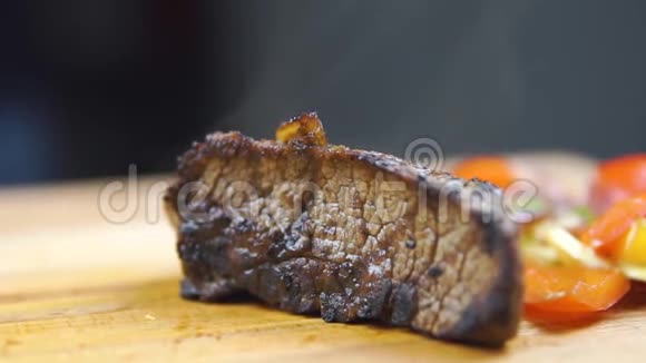 热烤牛肉BBQ牛排条纹蔬菜沙拉和酱汁在切板特写视频的预览图