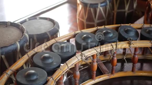 老式泰国风格的红旺乐和鼓木制的红旺乐锣和传统的鼓放在木制上视频的预览图