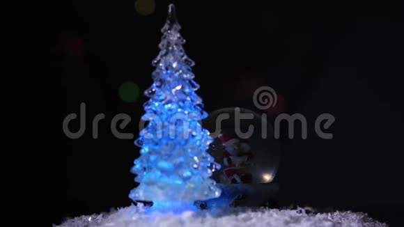 圣诞老人和他的助手一个雪人在玻璃球上念着圣诞礼物清单送给孩子们视频的预览图