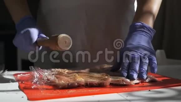 厨师在砧板上打肉女孩比鲜肉更适合牛排视频的预览图