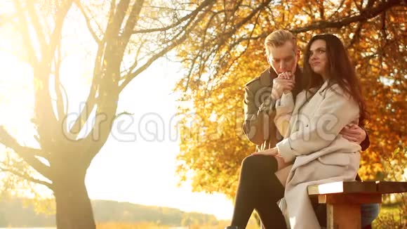 可爱的一对夫妻在一起有魅力的男人牵着女朋友手用大爱看着她坐着视频的预览图