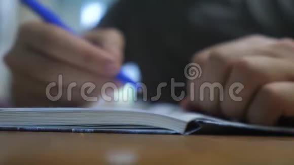 人在笔记本上写字男人手写记事本概念商业教育男人在生活中做笔记视频的预览图