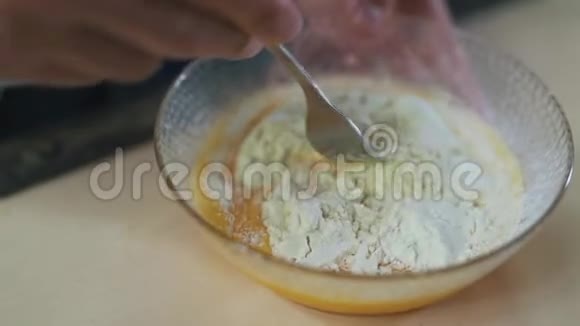 人用面粉搅动鸡蛋视频的预览图