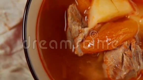 亚美尼亚食物鸭泥牛肉汤配杏干特写视频的预览图
