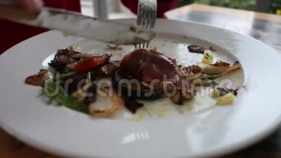 在餐厅用餐特写猪肉配沙拉和烤土豆bokeh视频的预览图
